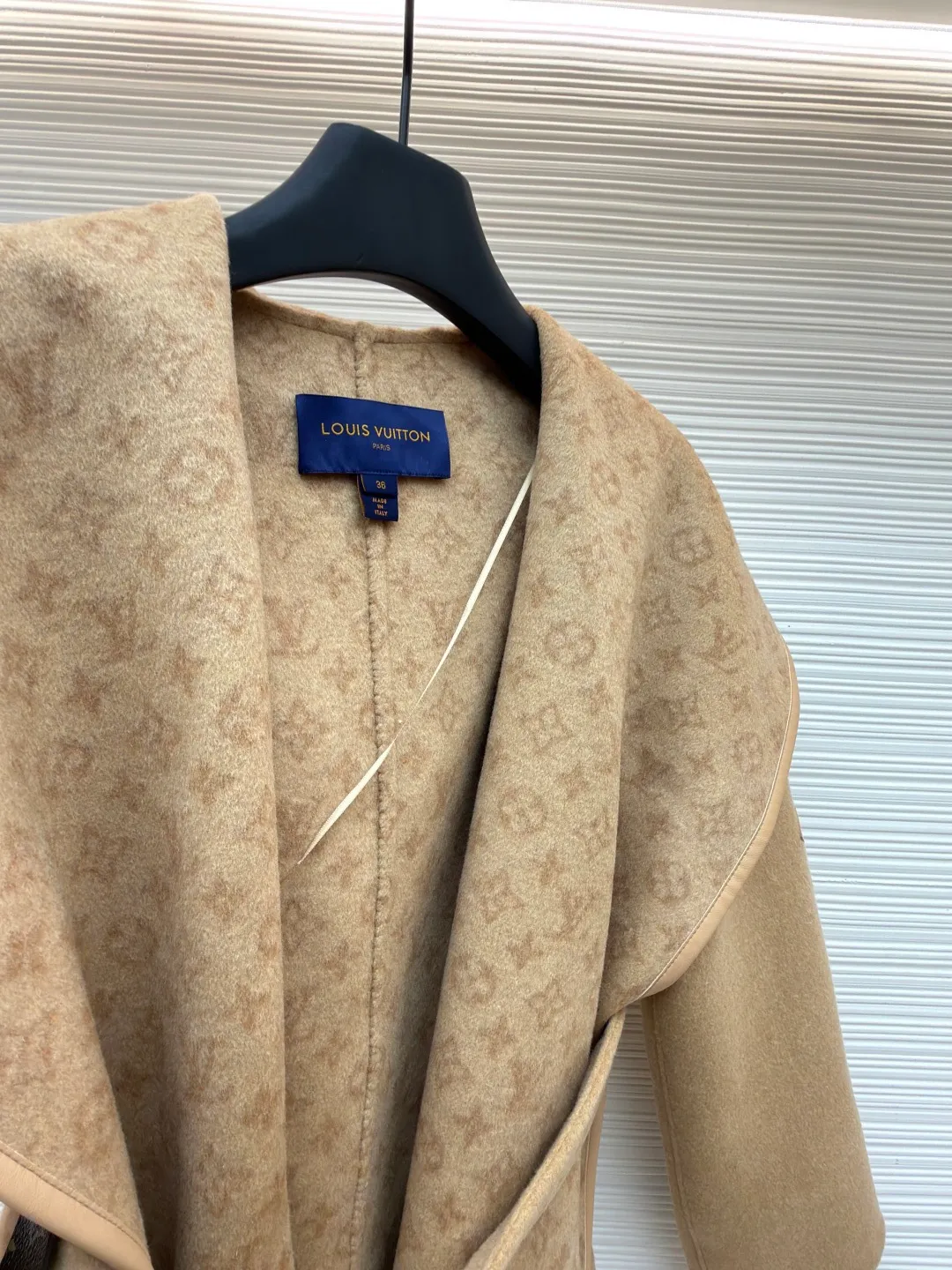 LOUIS VUITTON Wool lace-up wrap hooded coat (mid-length) ●Item number: 1682299-J025 ●Fabric: wool fabric ●Technology: jacquard production ●Color: khaki ●Version: loose fit ●Weight: about 1725 grams ●Size: 34-36-38-40 ●Description: This presbyopic wool coat is made of double-sided blended wool fabric imported from Italy. The main part is made of high-density matte black wool, which has been pre-shrunk and steam-set to ensure that the fabric is stiff and not easily deformed. The large lapel and belt areas use jacquard weaving technology to present the classic presbyopic pattern as a three-dimensional texture. The pattern is digitally positioned and plated to ensure that the texture is symmetrical and clear. The body of the garment is unlined and double-sided sewn to reduce the weight of the garment while improving skin-friendliness. The cuffs and hem are hand-stitched to reveal exquisite details. The waist is customized with a wide belt of the same fabric, with an adjustable buckle design with invisible stitching, allowing the silhouette to be freely adjusted; the neckline adopts a double-layer composite structure, combined with the fixation process of hand-made arch stitches, to make the large lapels more three-dimensional. Every splicing follows the precision sewing standard of 1cm/8 stitches, perfectly integrating craftsmanship and design aesthetics. The overall wiring is straight and delicate, the fabric is comfortable and soft, and the color is consistent without color difference. It can be matched with the same style to create a fashionable look and control various occasions. Customized accessories, complete with three standards, same style for men and women!